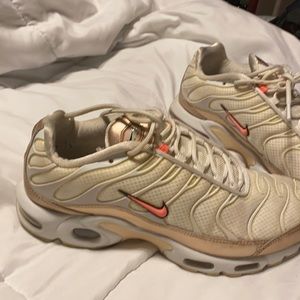 Women’s size 9 air max plus rose gold and vast grey